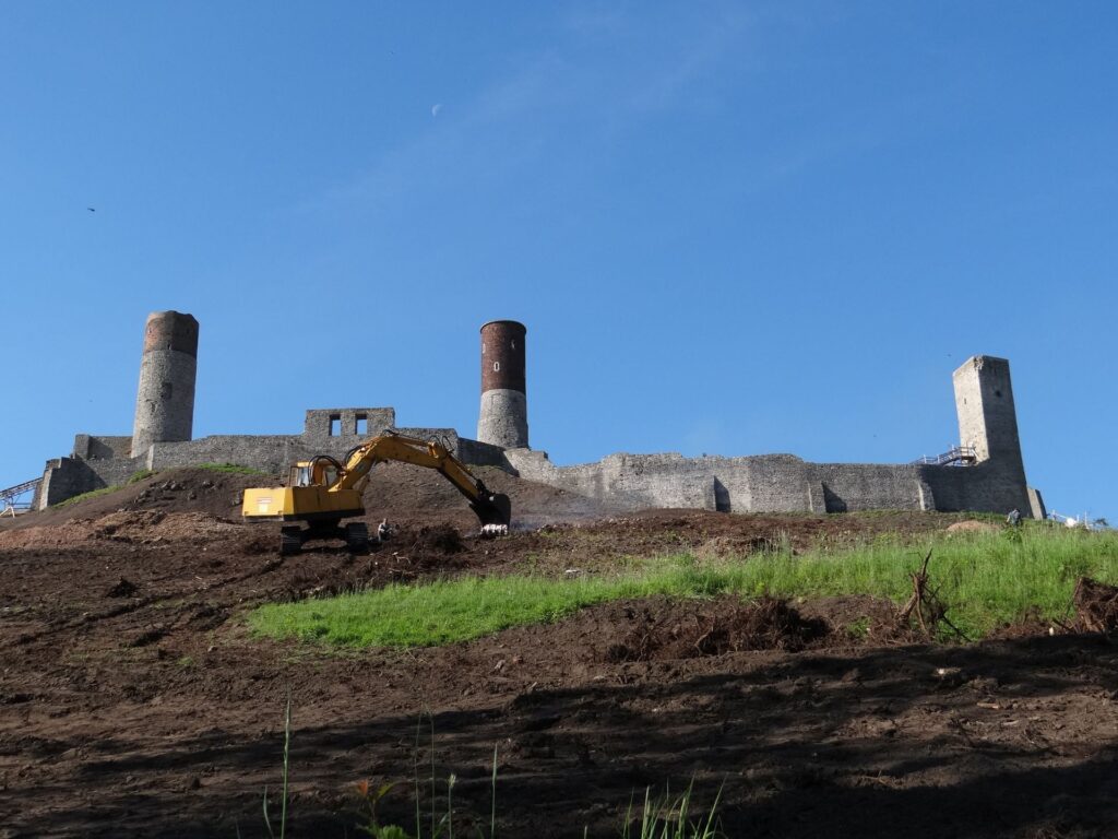 Zamek W Checinach Uslugi Koparka Stankop 3
